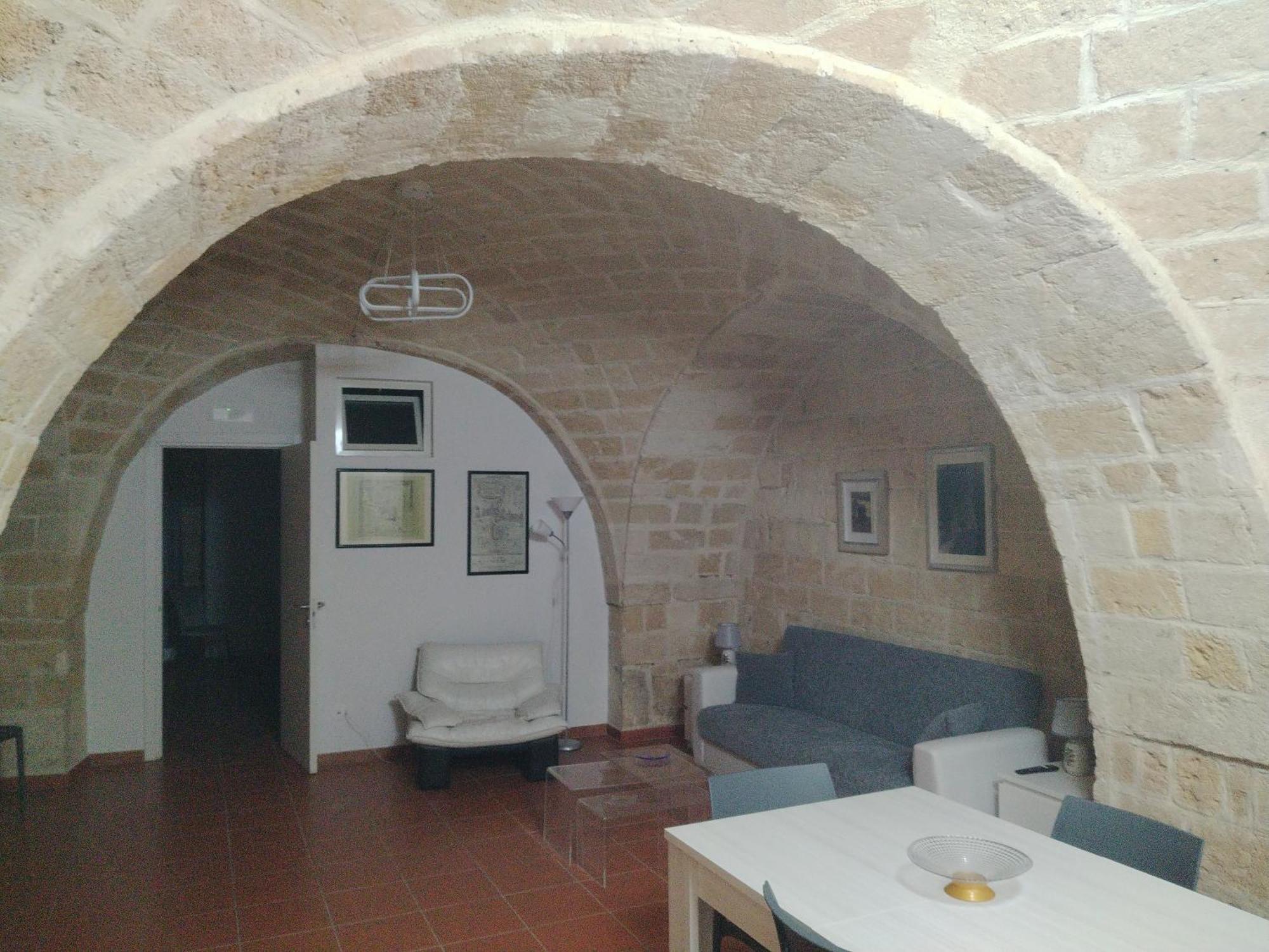 Casa Vacanza Nel Cuore Della Pietra Барлетта Экстерьер фото