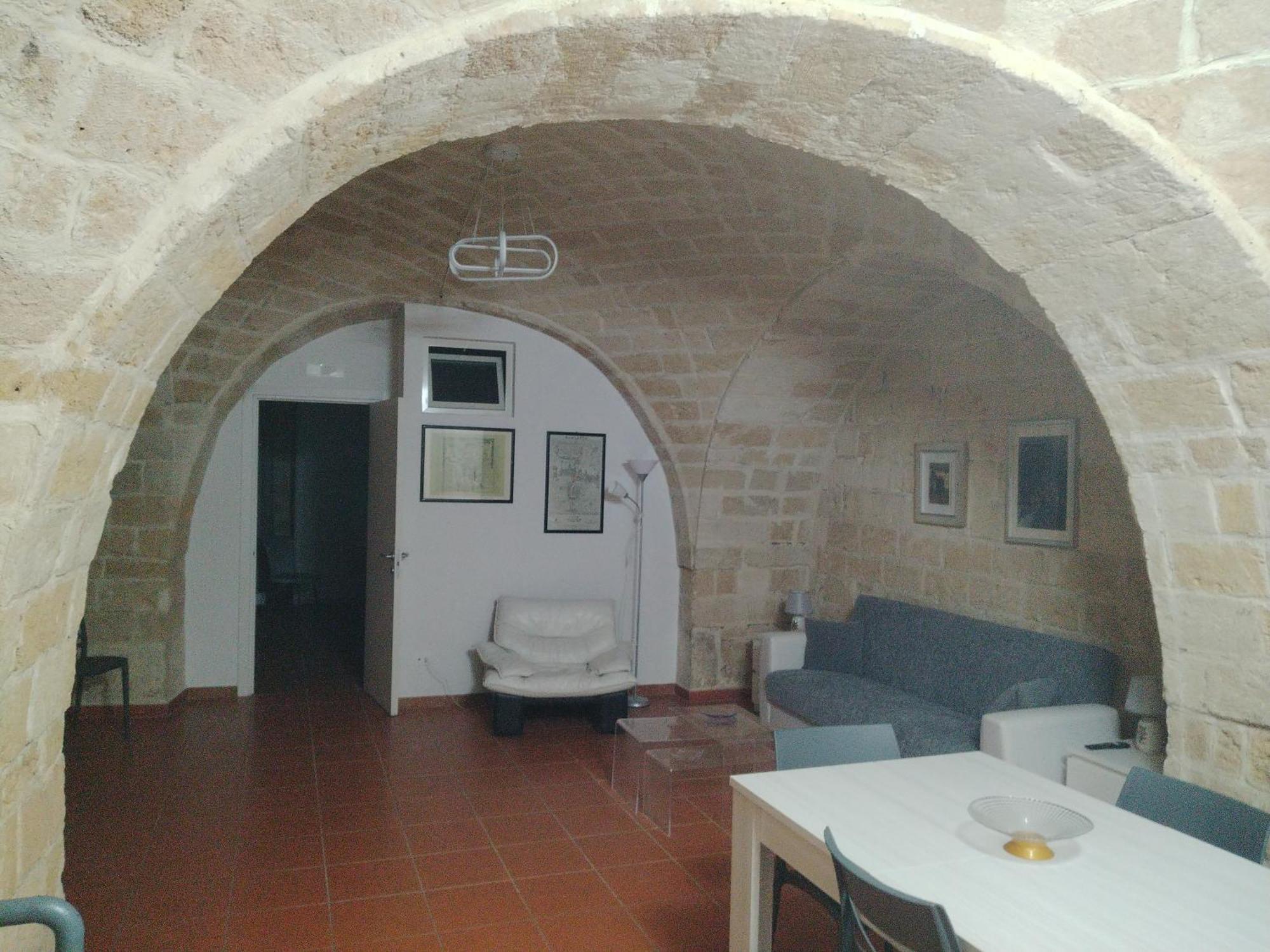 Casa Vacanza Nel Cuore Della Pietra Барлетта Экстерьер фото