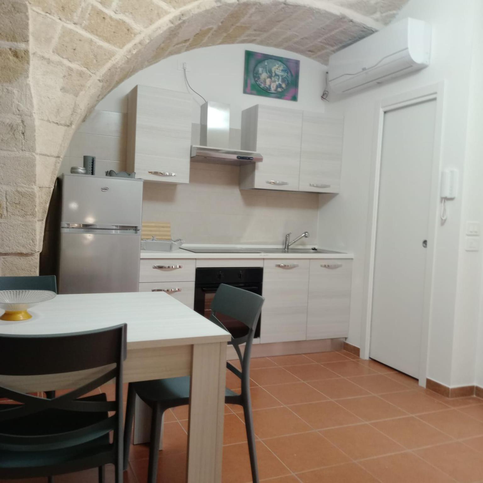 Casa Vacanza Nel Cuore Della Pietra Барлетта Экстерьер фото